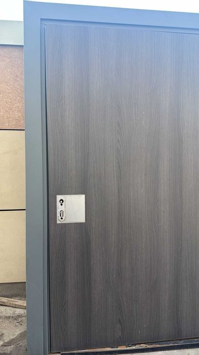 Входная железная дверь б/у