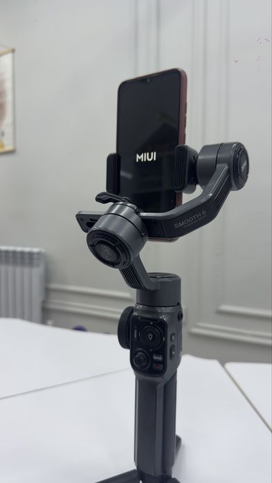 Stablizator Zhiyun smooth 5 mobilografiya uchun