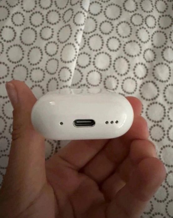 AirPods 4 cu anulare activă a zgomotului și caseta cu încărcare USB C și wireless