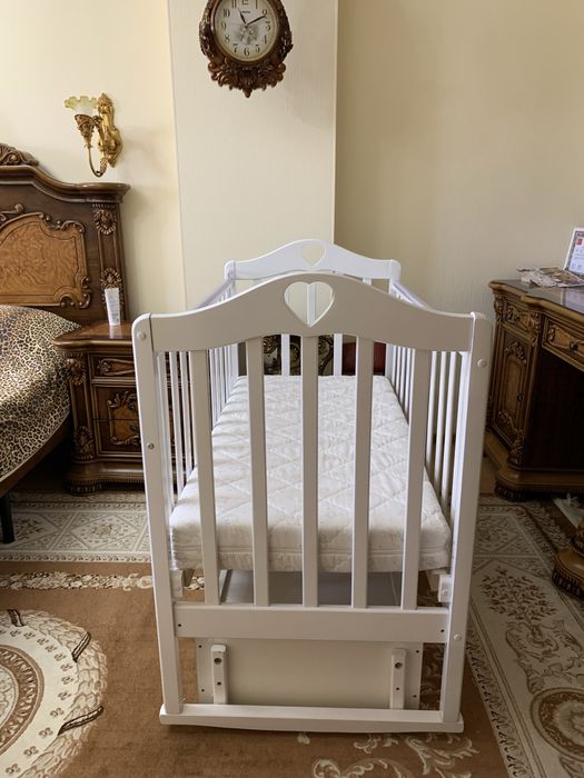 Детская кроватка с матрасом