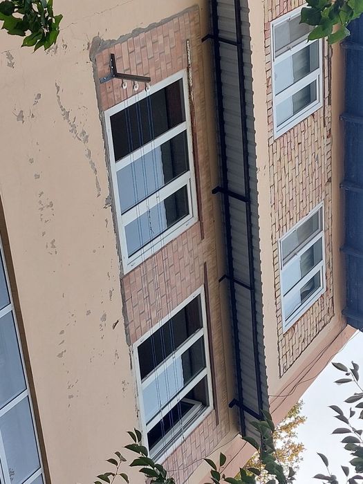 Установка козырьков над окнами