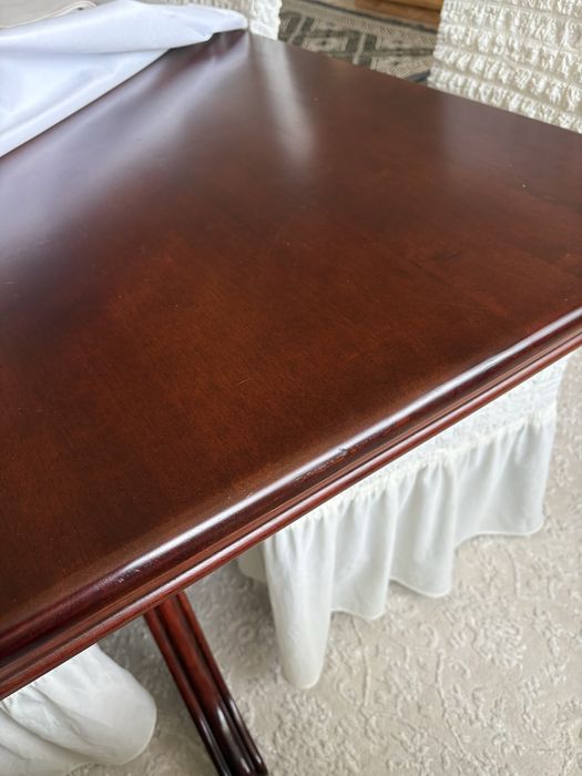 Стол и стулья , сервант