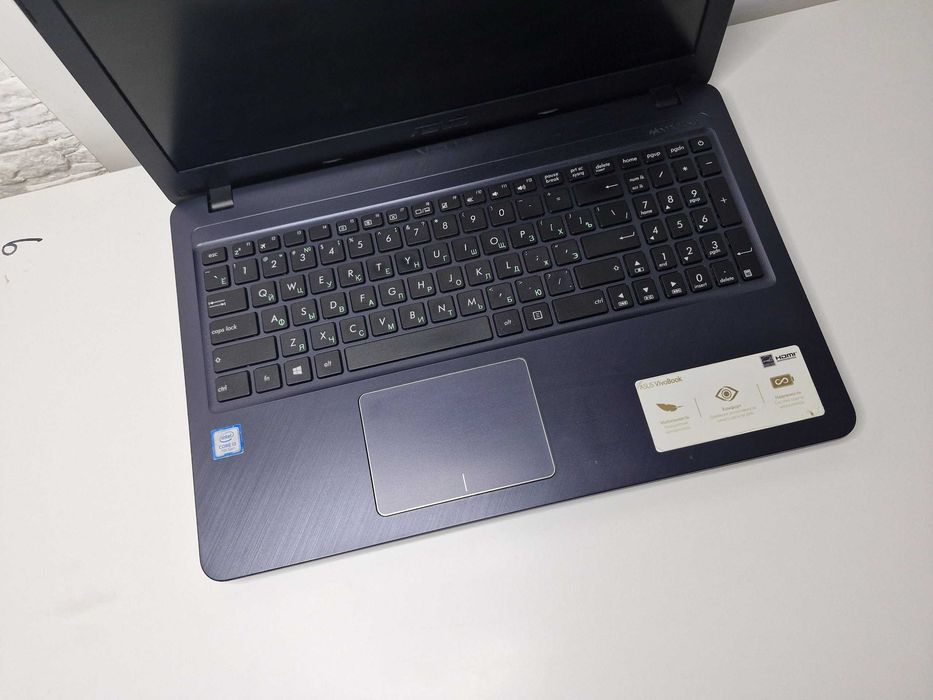Asus i3-7 Быстрый. Full HD экран