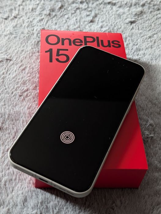 OnePlus 15 Sandstorm 512GB/16GB RAM + 3 Калъфа и 3 Протектора – Като НОВ