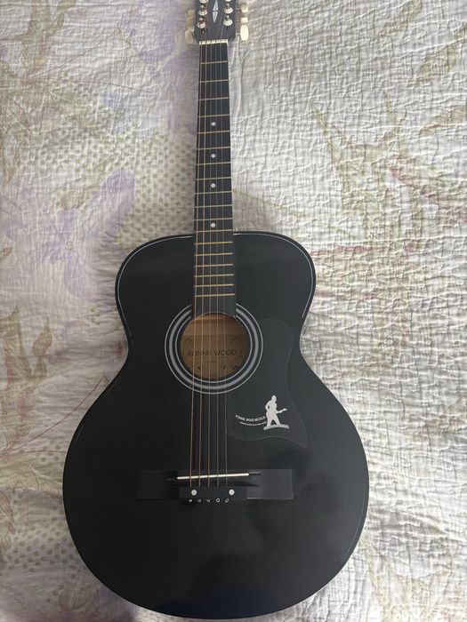 Продается хорошая гитара, практически новая.