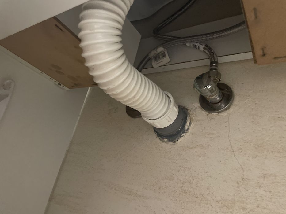 Execut lucrari sanitare scuimb robineti   Montat centrala  etc