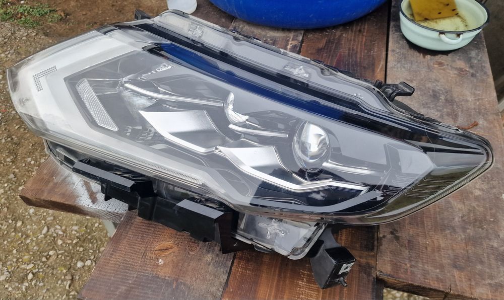 Фар ляв X-Trail full led перфектен оригинален