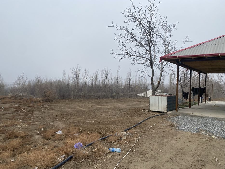 Uy sotiladi hovlisi bilan 7 sotiq