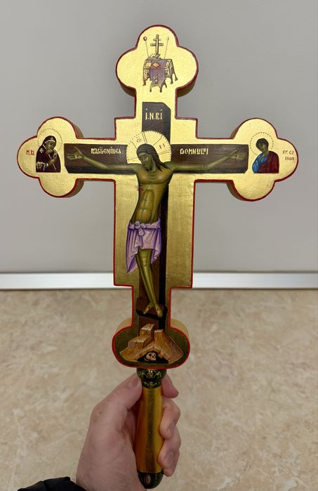 Cruce pictată manual