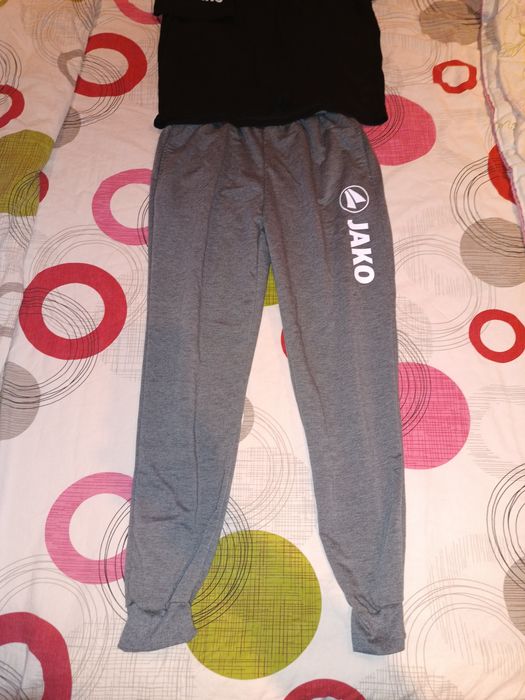 Комплект от спортен панталон с тениска