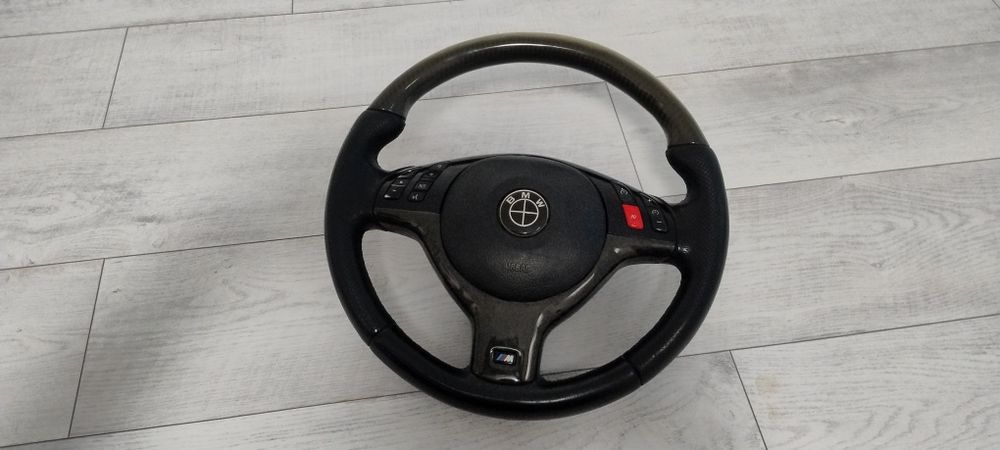 М волан с карбонови детайли