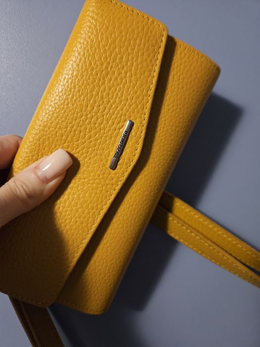 Дамска чанта естествена кожа на известната марка daphne цвят горчица