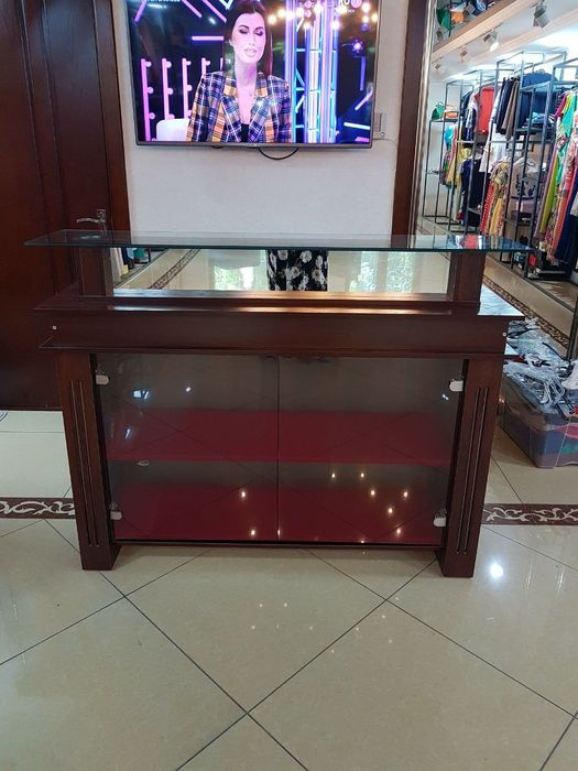 Касса или ресепшен добротный 200$