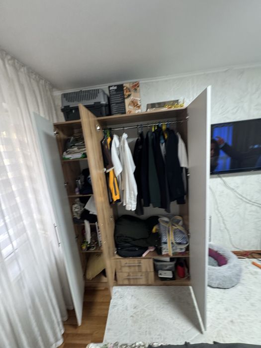 Продается шкаф трехдверный