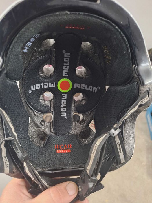 Продавам  оригинални каски Melon.