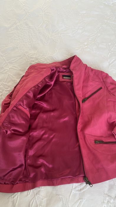 продам кожанную куртку девочке 4-5лет