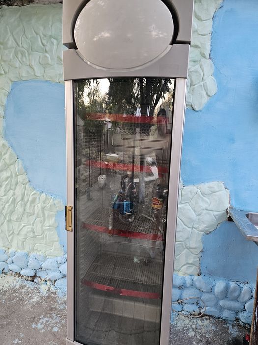 Продается витриный холодильник