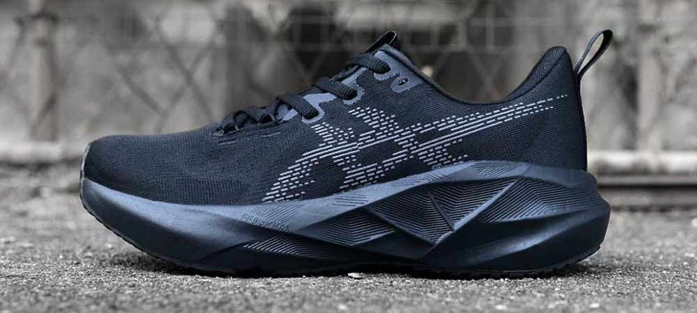 Продавам нови мъжки маратонки с кутия ASICS Novablast 5 Black/Carrier Grey