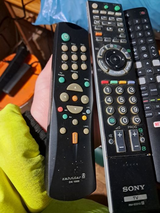 Продавам лот от различни дистанционни управления за телевизори, DVD и