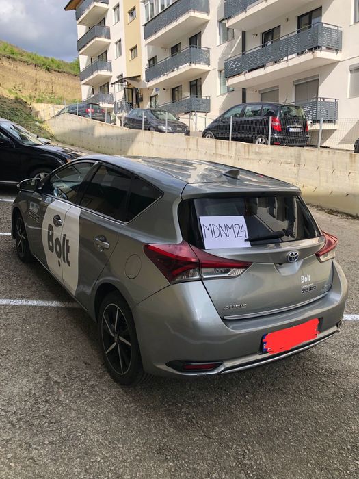 Toyota Auris Hybrid de inchiriat/vanzare Bolt / Uber