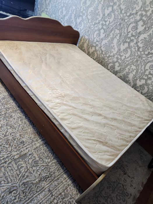 Продам кровать с матрасом  б/у