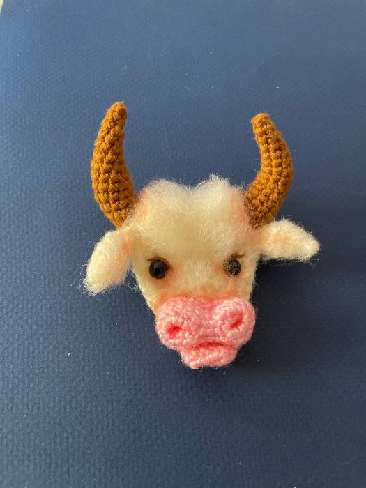 Брошь вязаная ручной работы