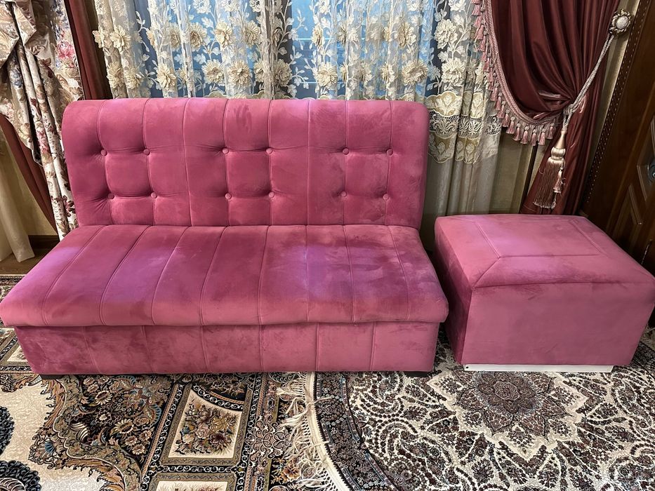 Диван с пуфиком.