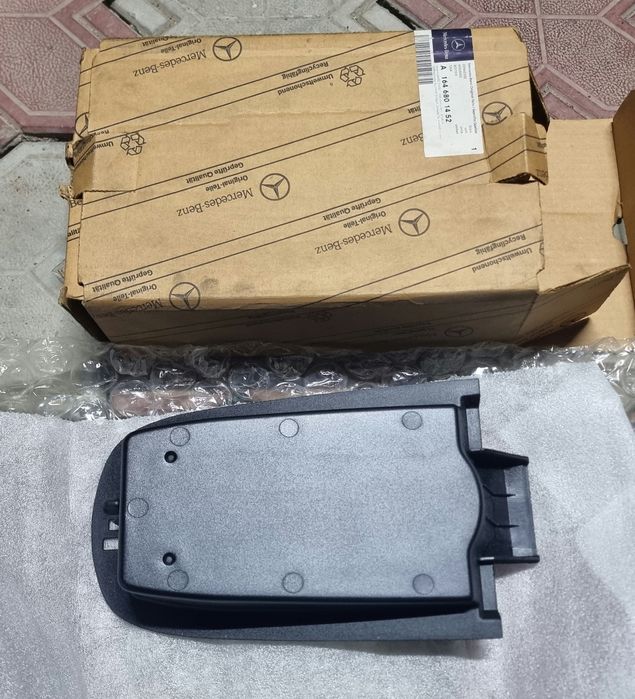 Подлокотник (вещевой отсек) W164