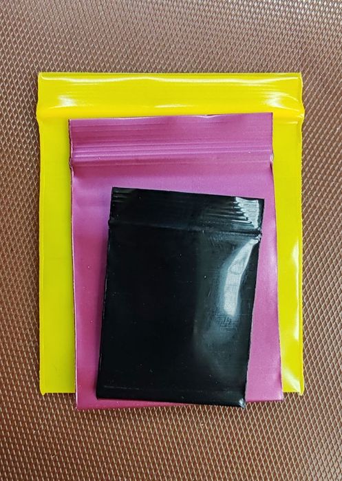 Чёрные зип-лок пакетики.