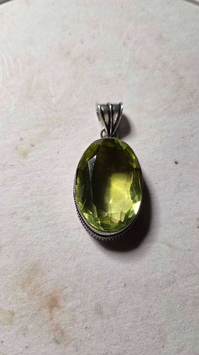 Pandativ vintage argint cu peridot mare