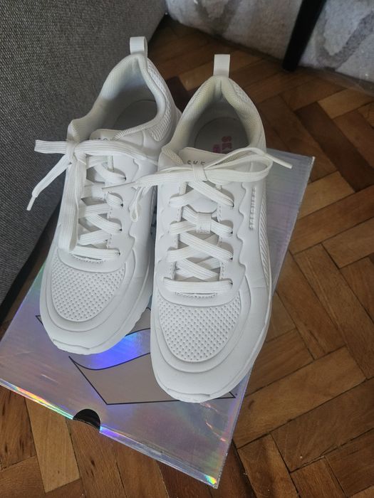 Дамски бели маратонки Sketchers