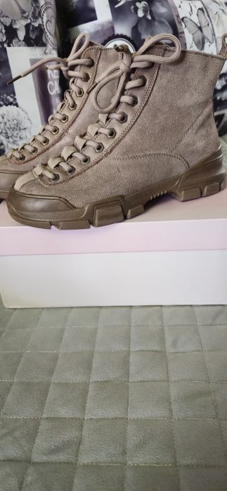 Продам женские демисезонные ботинки