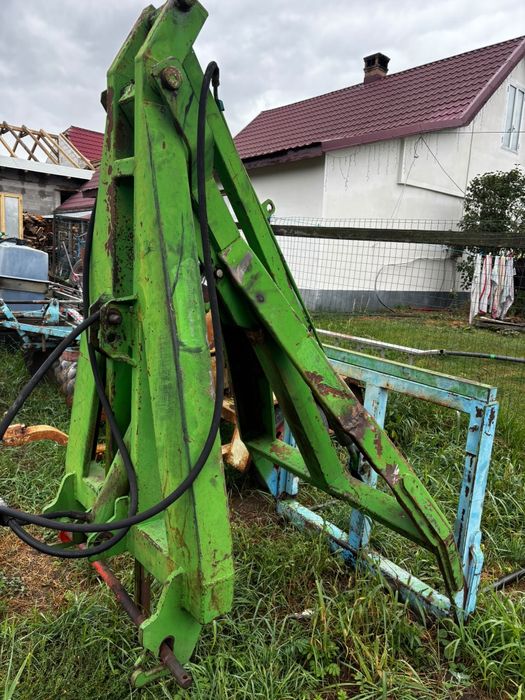 Încărcător în tiranti la tractor