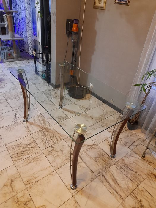 Холска маса със стъклен плот