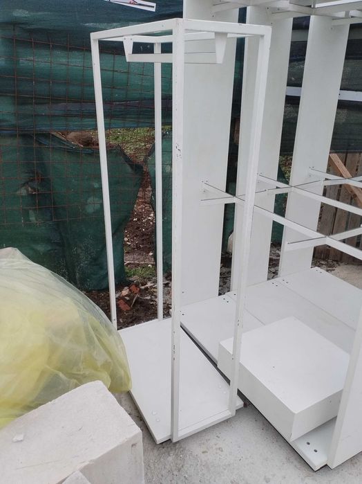Vand mobilier pentru magazin de  haine