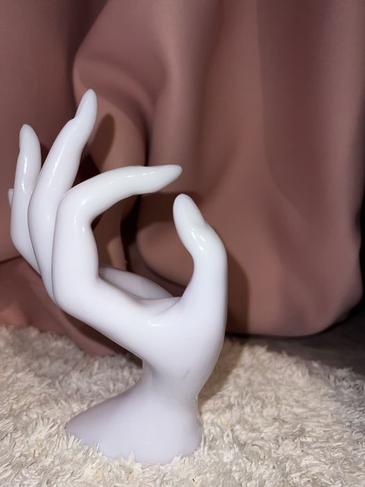 Suport pentru bijuterii in forma de mana, din acril, Alb lucios
