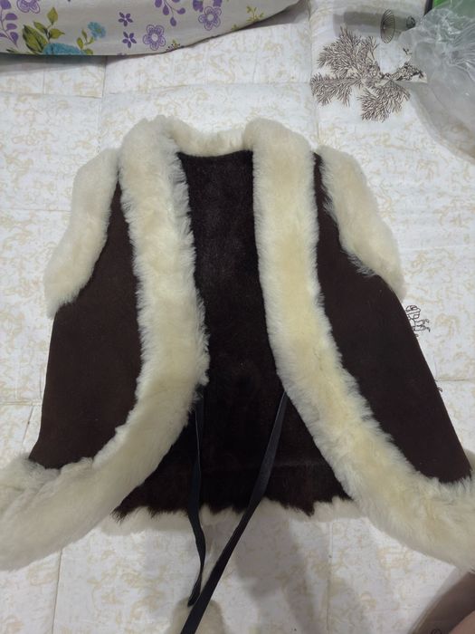 продам 2 жилета на 1-2 года