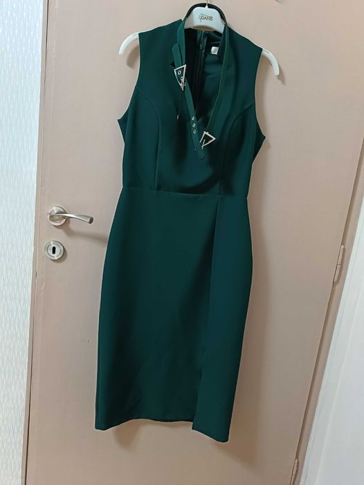 Елегантна дамска рокля в тюркоазено с ефектно деколте