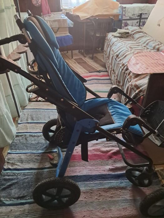 Детска инвалидна количка