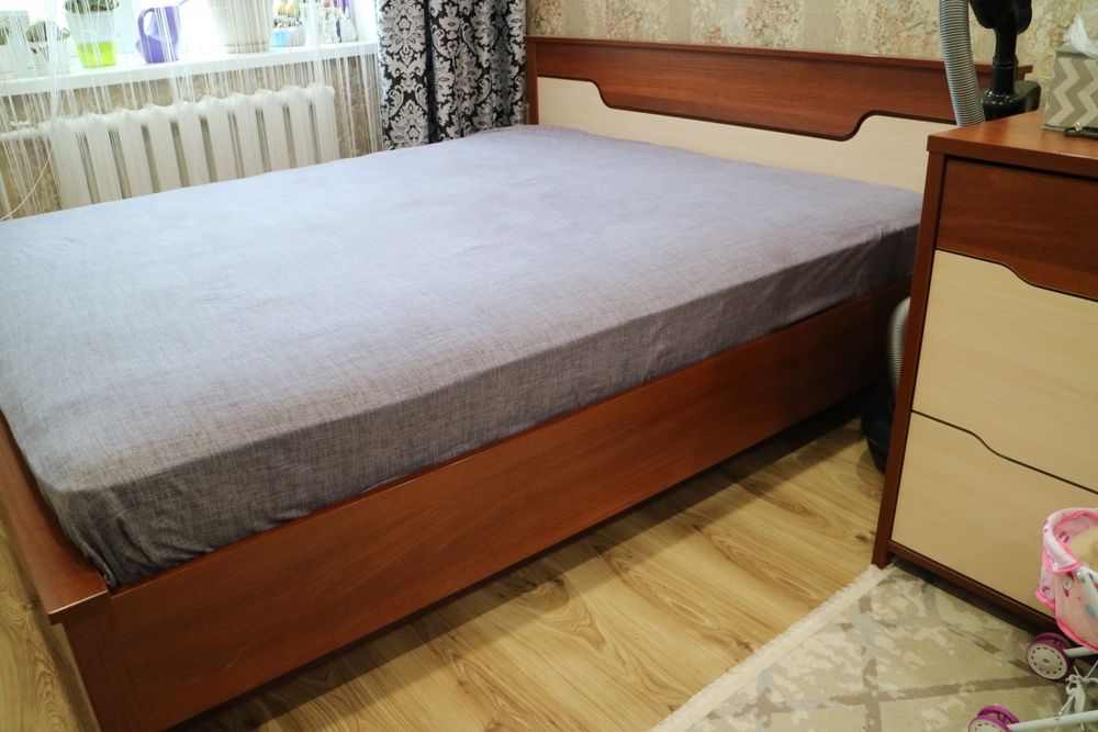 Продам кровать с комодом