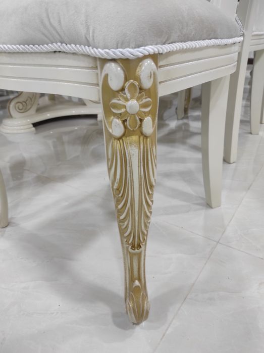 Стол и стулья из орехового дерево