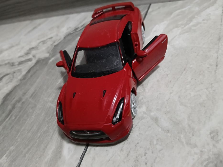 Vând Nisan GT-R fără cauciucuri