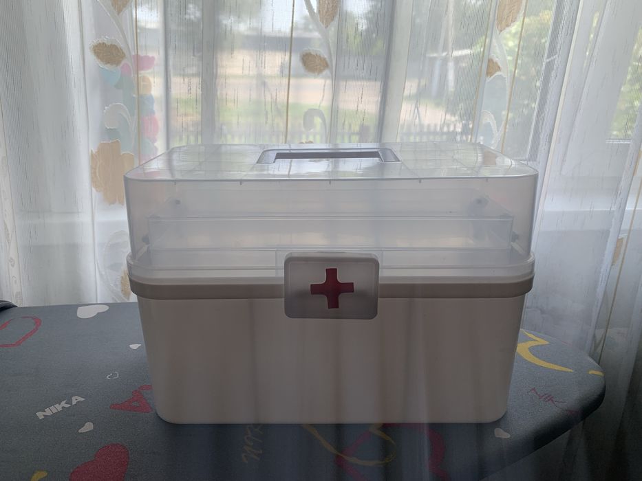 Пподам аптечку пластиковую