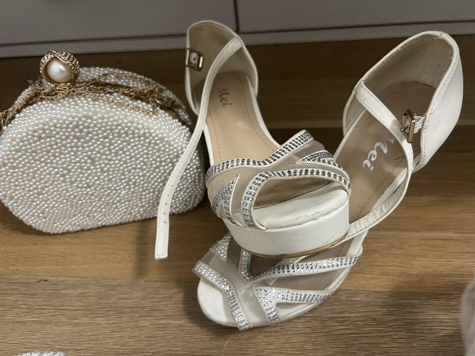 Vand rochie de mireasa poseta si sandale