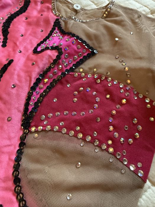 Продам купальник для художественной гимнастики, абсолютно новый