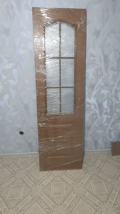 Дверь новая из дерева