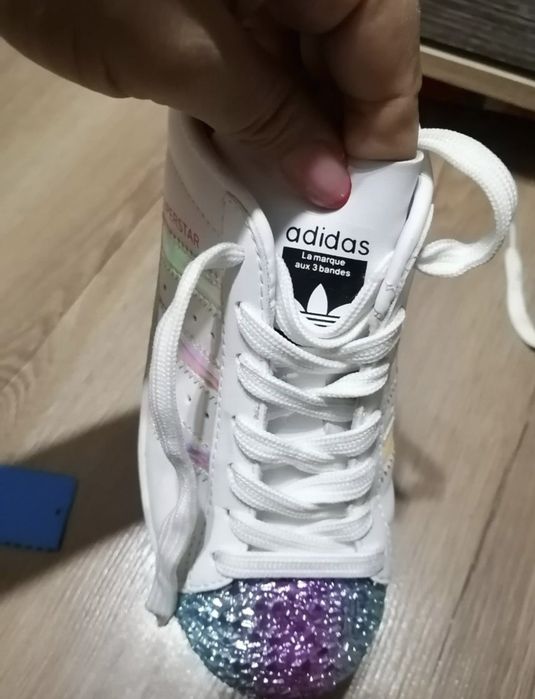 Фирменные кроссовки Adidas