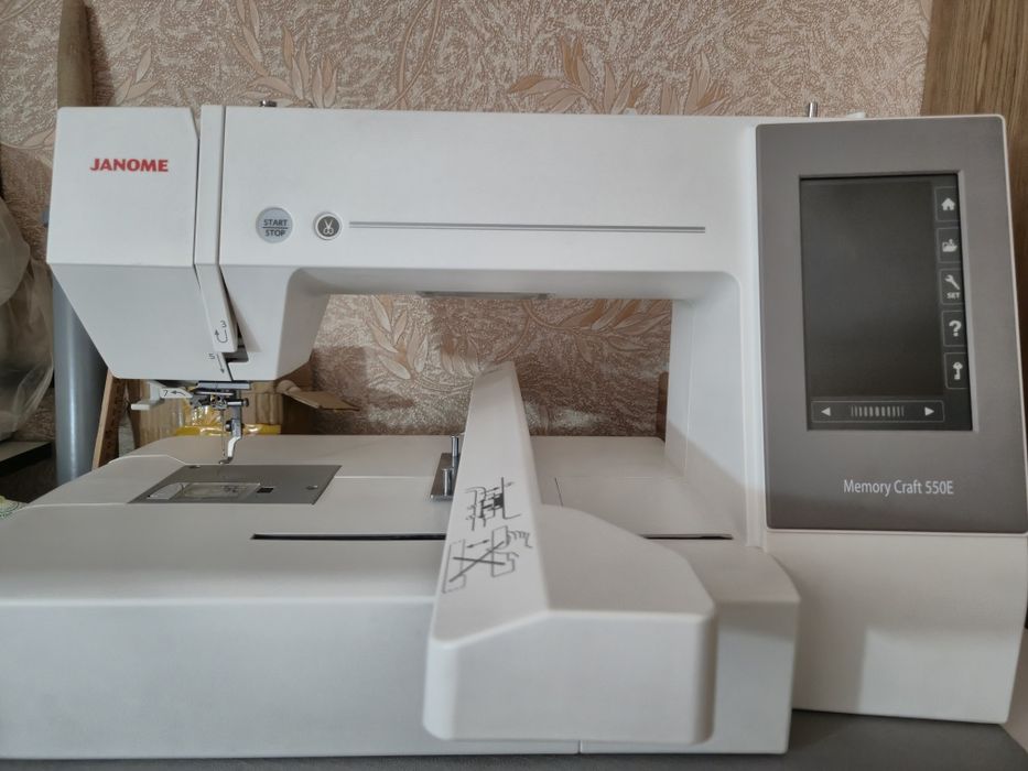 Продам вышивальную машину Janome 550e