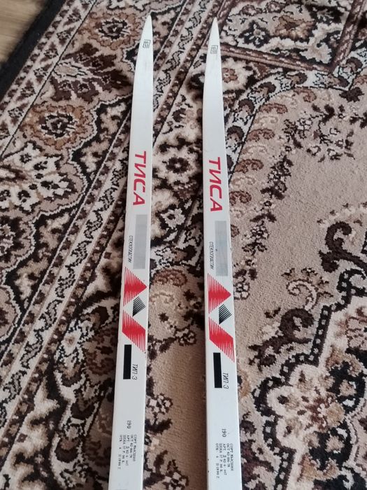 Продам пластиковые лыжи.