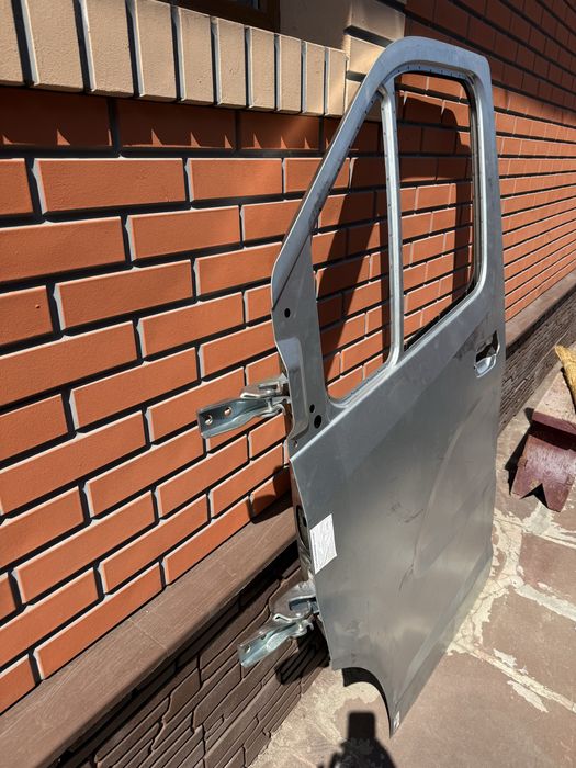 Продам переднюю левую дверь